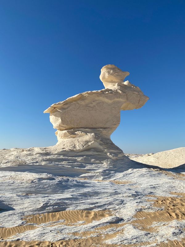 エジプト・カイロ「エジプト 砂漠キャンプの旅」の写真:白砂漠。いろんな形のオブジェがあります。...