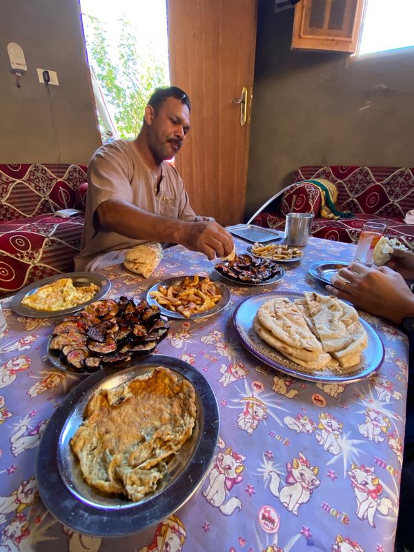 エジプト・カイロ「エジプト 砂漠キャンプの旅」の写真:再度ドライバーさんの自宅でお昼ご飯。
...