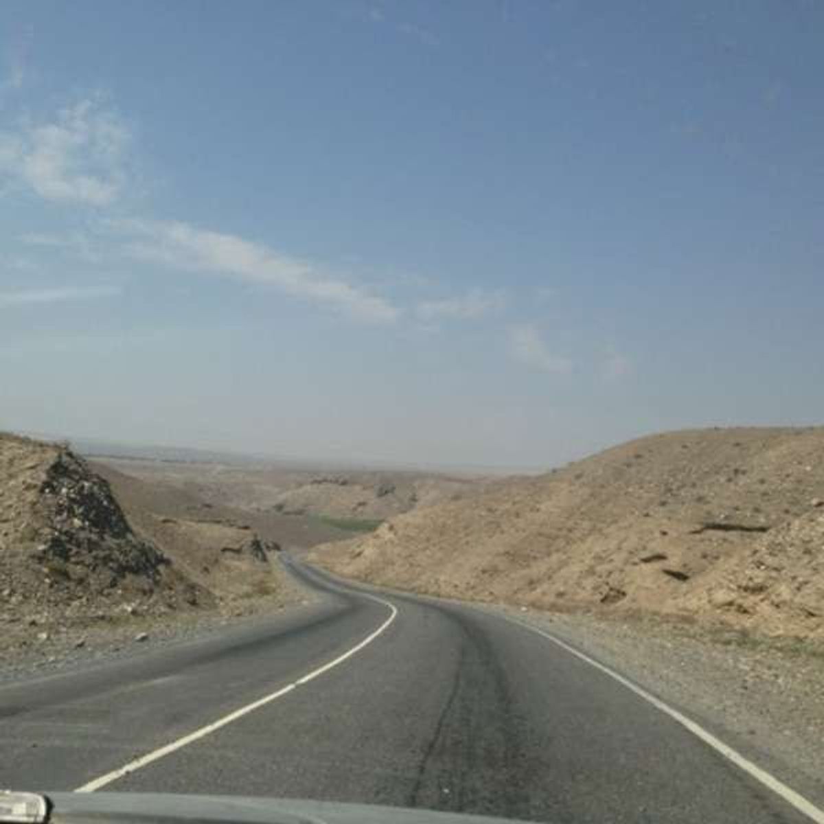 キルギスの街バトケンで乗り換えた白タクは家族連れ。
国境からホジェンドへの...