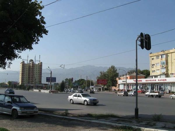 タジキスタン・ホジェンド「2013年 タジキスタン 地の果て? ホジェンド~首都ドゥシャンベ。3カ国分のビザを取ろうとしたが・・」の写真:キルギスの街バトケンからの白タクは、イス...