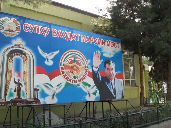 タジキスタン・ホジェンド「2013年 タジキスタン 地の果て? ホジェンド~首都ドゥシャンベ。3カ国分のビザを取ろうとしたが・・」の写真:独裁国家らしく大きなラフモン大統領のポス...