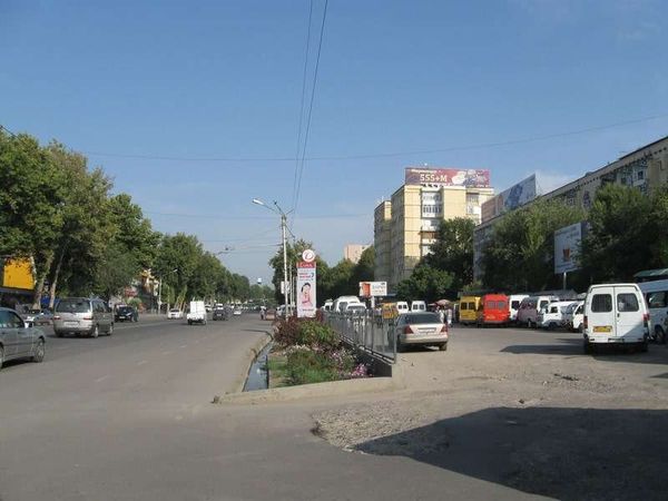 タジキスタン・ホジェンド「2013年 タジキスタン 地の果て? ホジェンド~首都ドゥシャンベ。3カ国分のビザを取ろうとしたが・・」の写真:ホジェンド中心部の商店街は、こじんまりと...