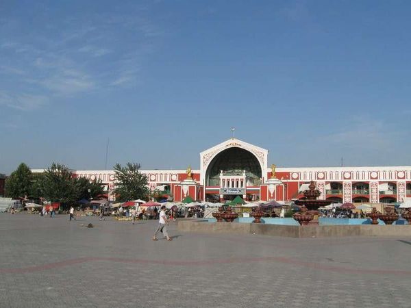 タジキスタン・ホジェンド「2013年 タジキスタン 地の果て? ホジェンド~首都ドゥシャンベ。3カ国分のビザを取ろうとしたが・・」の写真:バザール