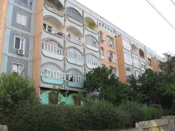 タジキスタン・ホジェンド「2013年 タジキスタン 地の果て? ホジェンド~首都ドゥシャンベ。3カ国分のビザを取ろうとしたが・・」の写真:旧ソ連建築であろうホジェンドの団地