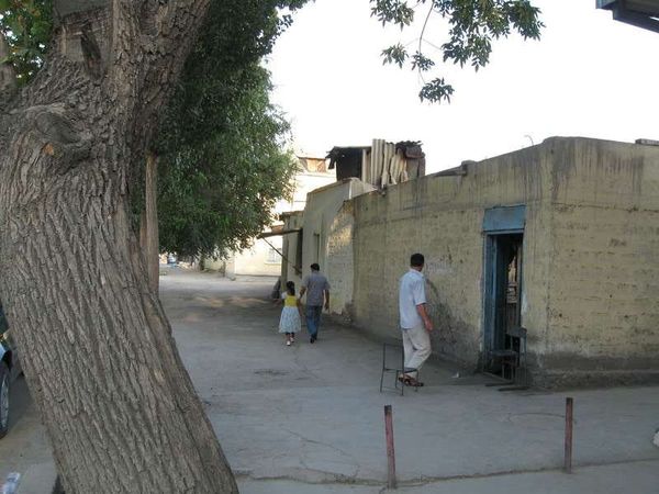 タジキスタン・ホジェンド「2013年 タジキスタン 地の果て? ホジェンド~首都ドゥシャンベ。3カ国分のビザを取ろうとしたが・・」の写真:古い家屋のパン屋。
古く長く、ソ連時代以...