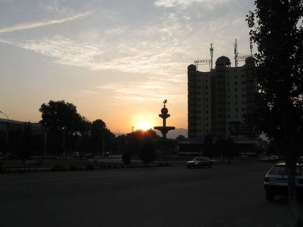 タジキスタン・ホジェンド「2013年 タジキスタン 地の果て? ホジェンド~首都ドゥシャンベ。3カ国分のビザを取ろうとしたが・・」の写真:ホジェンド郊外からの日没。
目の前のホテ...