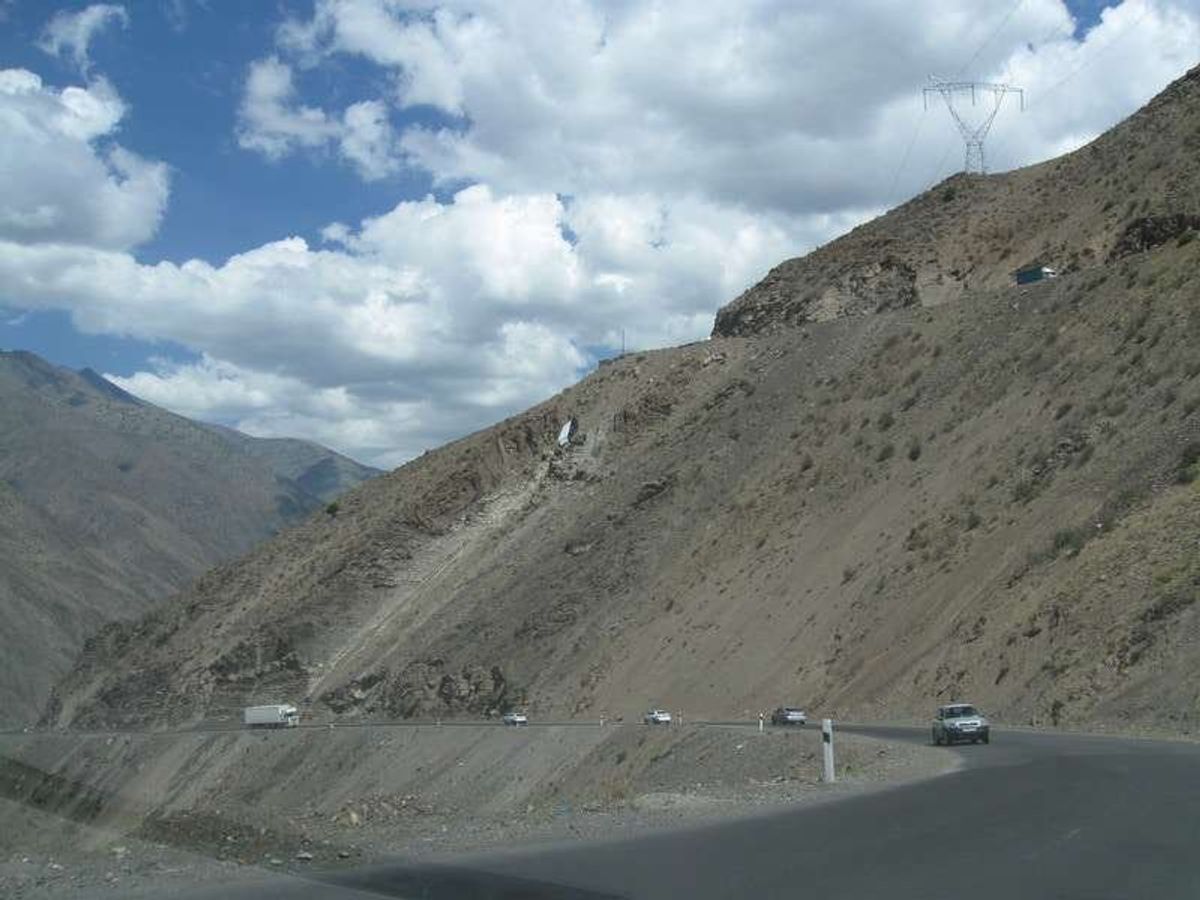 ホジェンドから首都ドゥシャンベへ向かう。
宿泊した宿で一人だけ英語ができる...