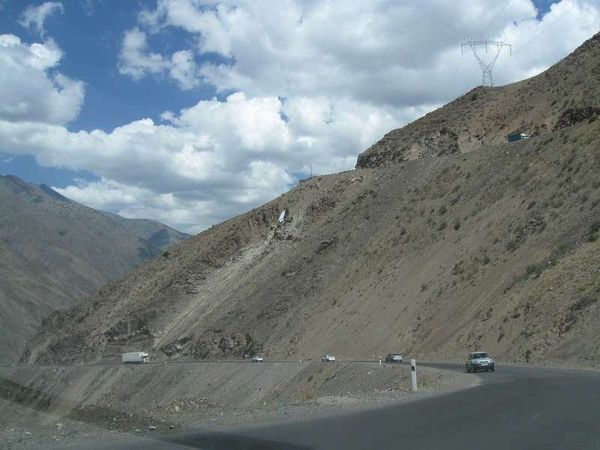 タジキスタン・ホジェンド「2013年 タジキスタン 地の果て? ホジェンド~首都ドゥシャンベ。3カ国分のビザを取ろうとしたが・・」の写真:ホジェンドから首都ドゥシャンベへ向かう。...