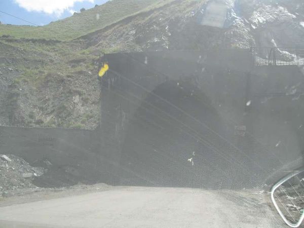 タジキスタン・ホジェンド「2013年 タジキスタン 地の果て? ホジェンド~首都ドゥシャンベ。3カ国分のビザを取ろうとしたが・・」の写真:イランが作ったトンネルだそうだが、非常に...