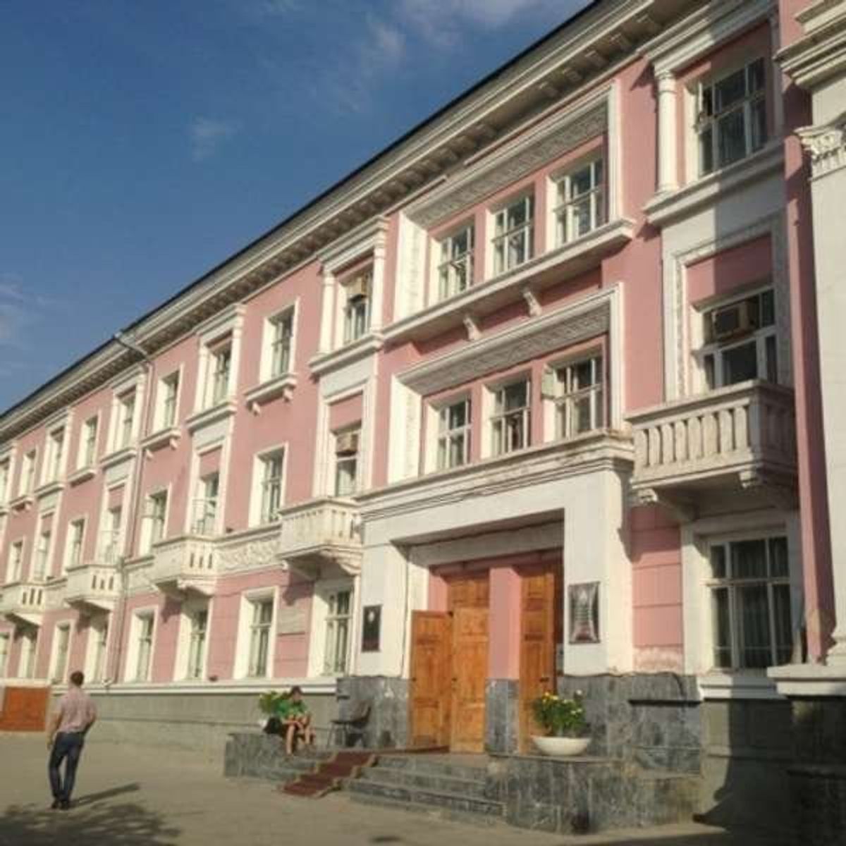 1940年建築の旧ソ連式の安ホテル。
暗い、バスルームが悲惨。これで約15...