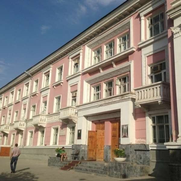 タジキスタン・ホジェンド「2013年 タジキスタン 地の果て? ホジェンド~首都ドゥシャンベ。3カ国分のビザを取ろうとしたが・・」の写真:1940年建築の旧ソ連式の安ホテル。
暗...