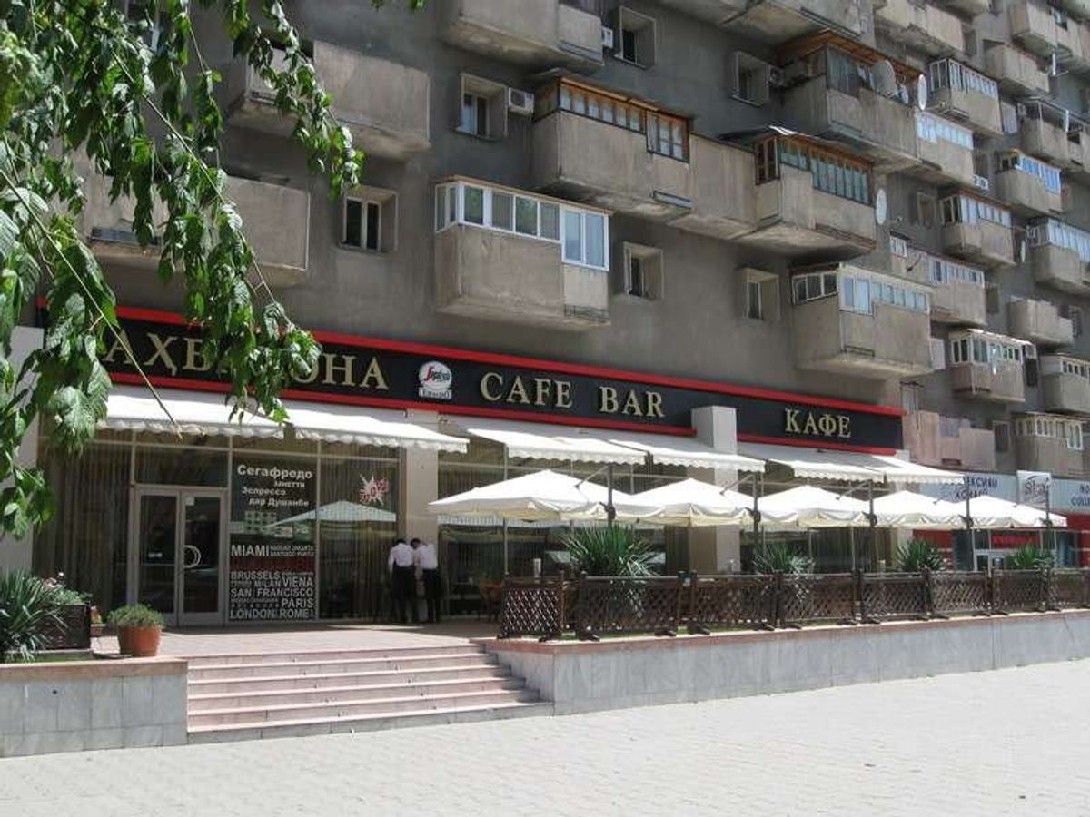 首都でありながらwifiスポットはこのカフェしかなく、料金も地元物価より数...