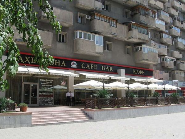 タジキスタン・ホジェンド「2013年 タジキスタン 地の果て? ホジェンド~首都ドゥシャンベ。3カ国分のビザを取ろうとしたが・・」の写真:首都でありながらwifiスポットはこのカ...