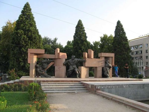 タジキスタン・ホジェンド「2013年 タジキスタン 地の果て? ホジェンド~首都ドゥシャンベ。3カ国分のビザを取ろうとしたが・・」の写真