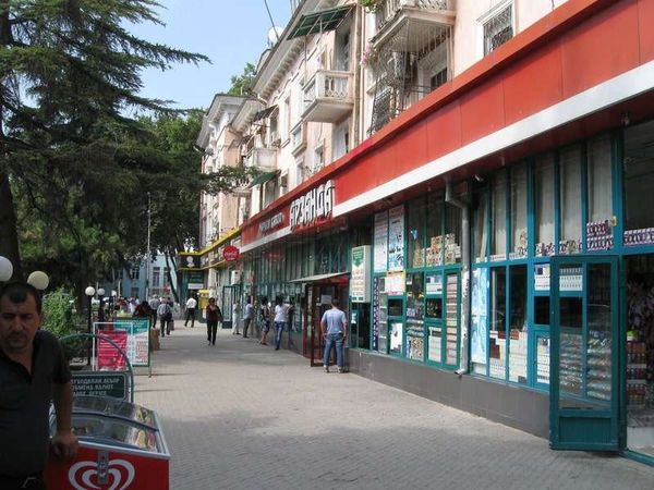 タジキスタン・ホジェンド「2013年 タジキスタン 地の果て? ホジェンド~首都ドゥシャンベ。3カ国分のビザを取ろうとしたが・・」の写真:首都ドゥシャンベの結構中心地。地下にネッ...