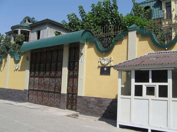 タジキスタン・ホジェンド「2013年 タジキスタン 地の果て? ホジェンド~首都ドゥシャンベ。3カ国分のビザを取ろうとしたが・・」の写真:3日前に申請したビザを受け取りにアゼルバ...