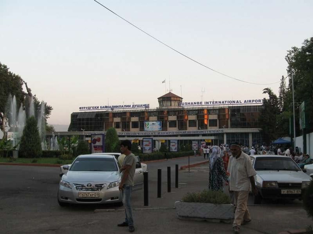 とても小さいドゥシャンベ国際空港

明日からどうするか悩みながら、飛行機の...