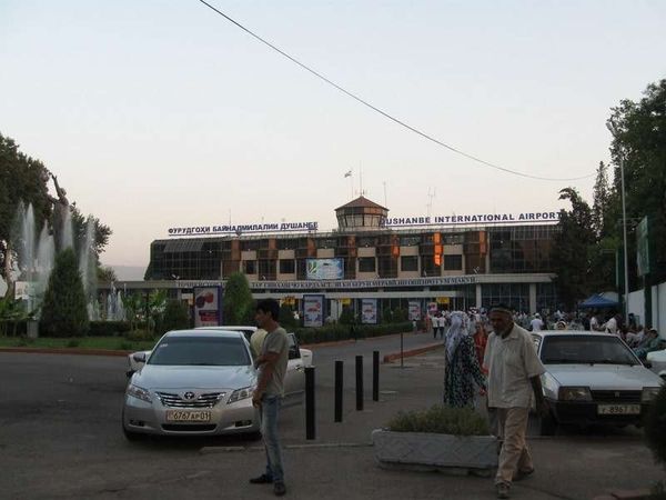 タジキスタン・ホジェンド「2013年 タジキスタン 地の果て? ホジェンド~首都ドゥシャンベ。3カ国分のビザを取ろうとしたが・・」の写真:とても小さいドゥシャンベ国際空港
明日...