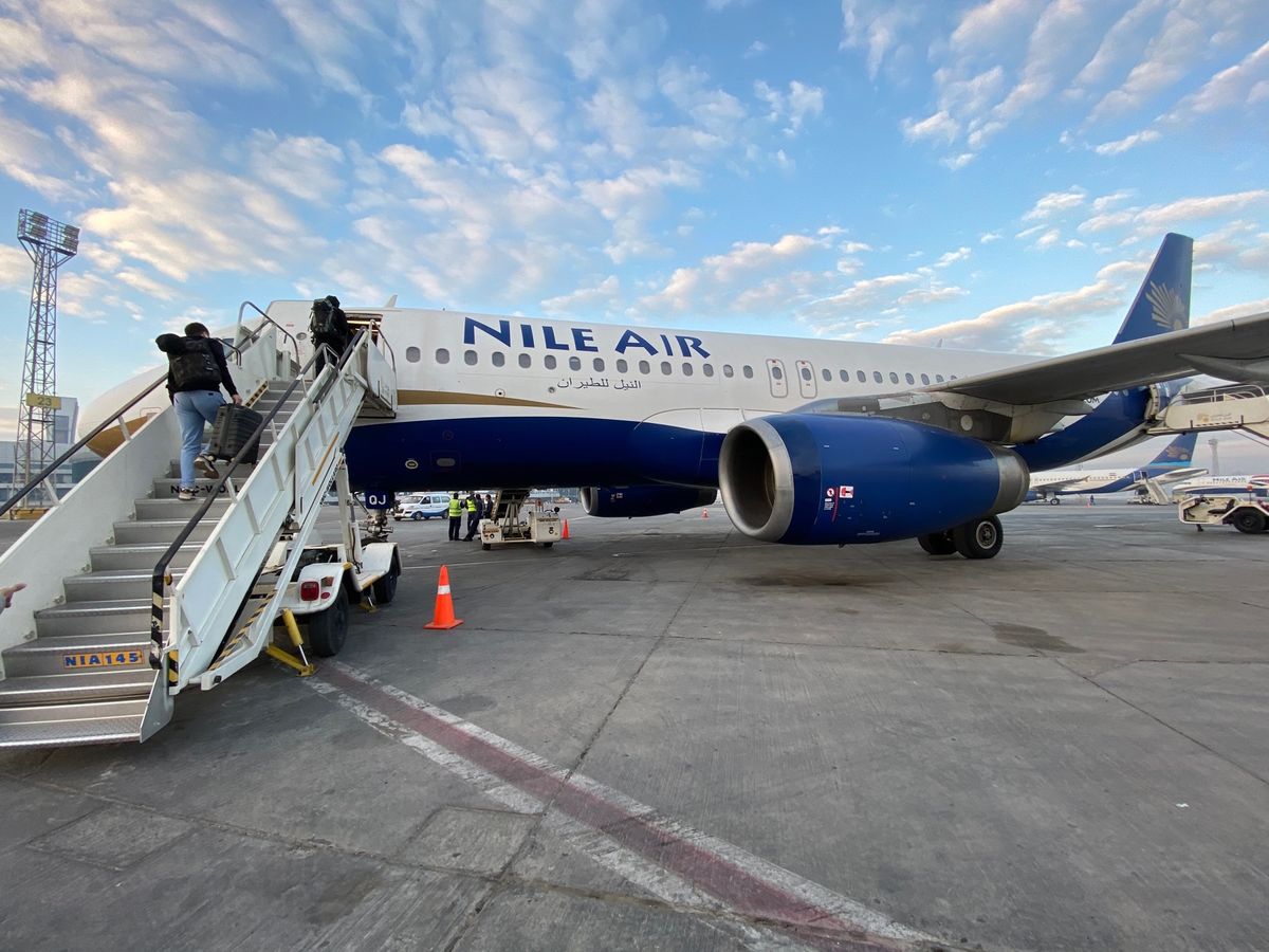 朝4時に起きる。空港に向かう。
7時30分の飛行機でルクソールへ。

Ai...