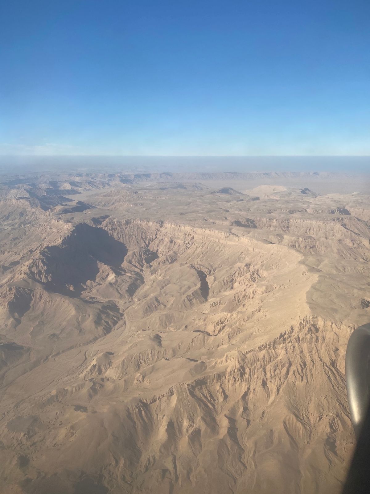 朝4時に起きる。空港に向かう。
7時30分の飛行機でルクソールへ。

Ai...