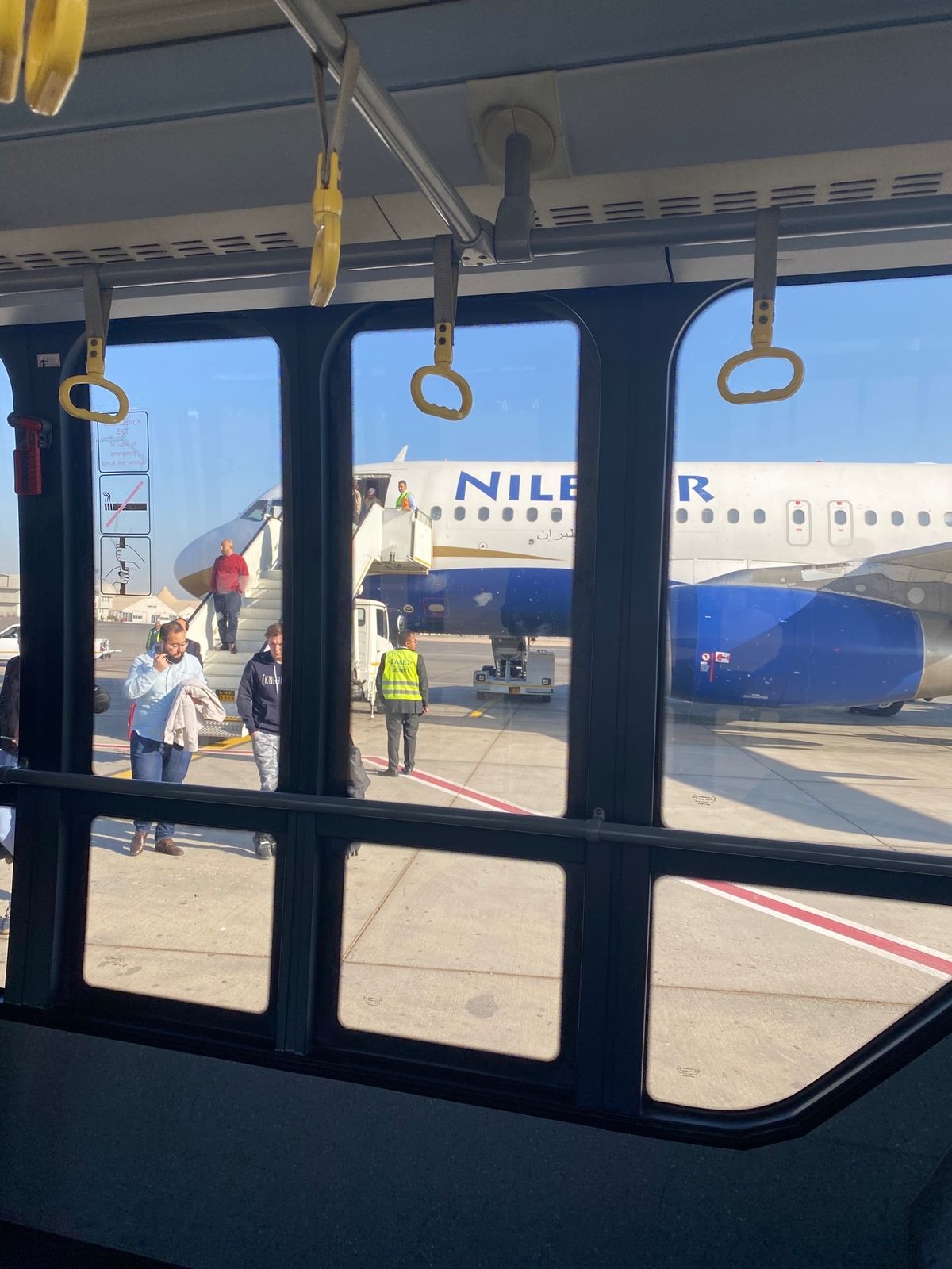 わずか1時間ほどでルクソールに到着。

空港を出るとタクシー乗り場から一斉...