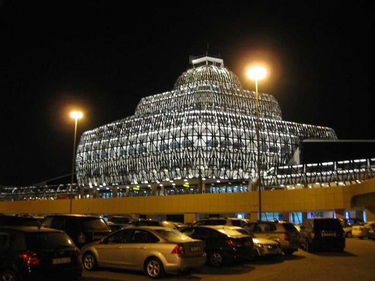 深夜に到着したヘイダル・アリエフ国際空港
ヘイダル・アリエフは現大統領の父...