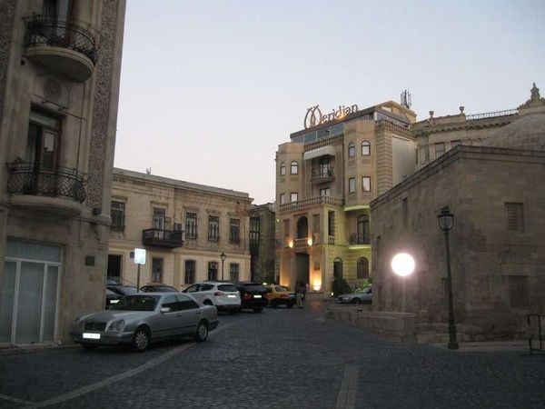 アゼルバイジャン・バクー「2013年 アゼルバイジャン ポテンシャル高きバクー」の写真:早朝の旧市街
タジキスタンからの飛行機が...