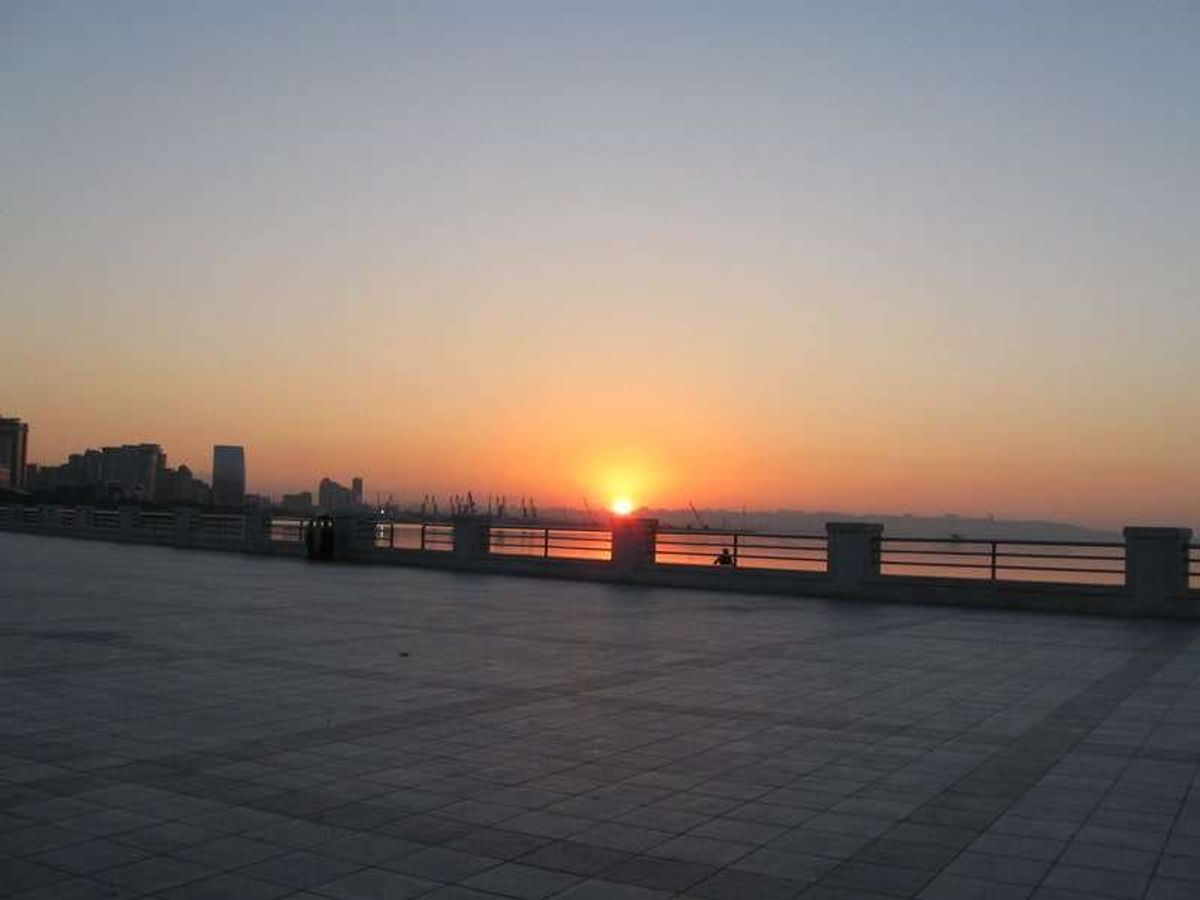 早朝の旧市街
タジキスタンからの飛行機が深夜２時についてしまったので、公園...