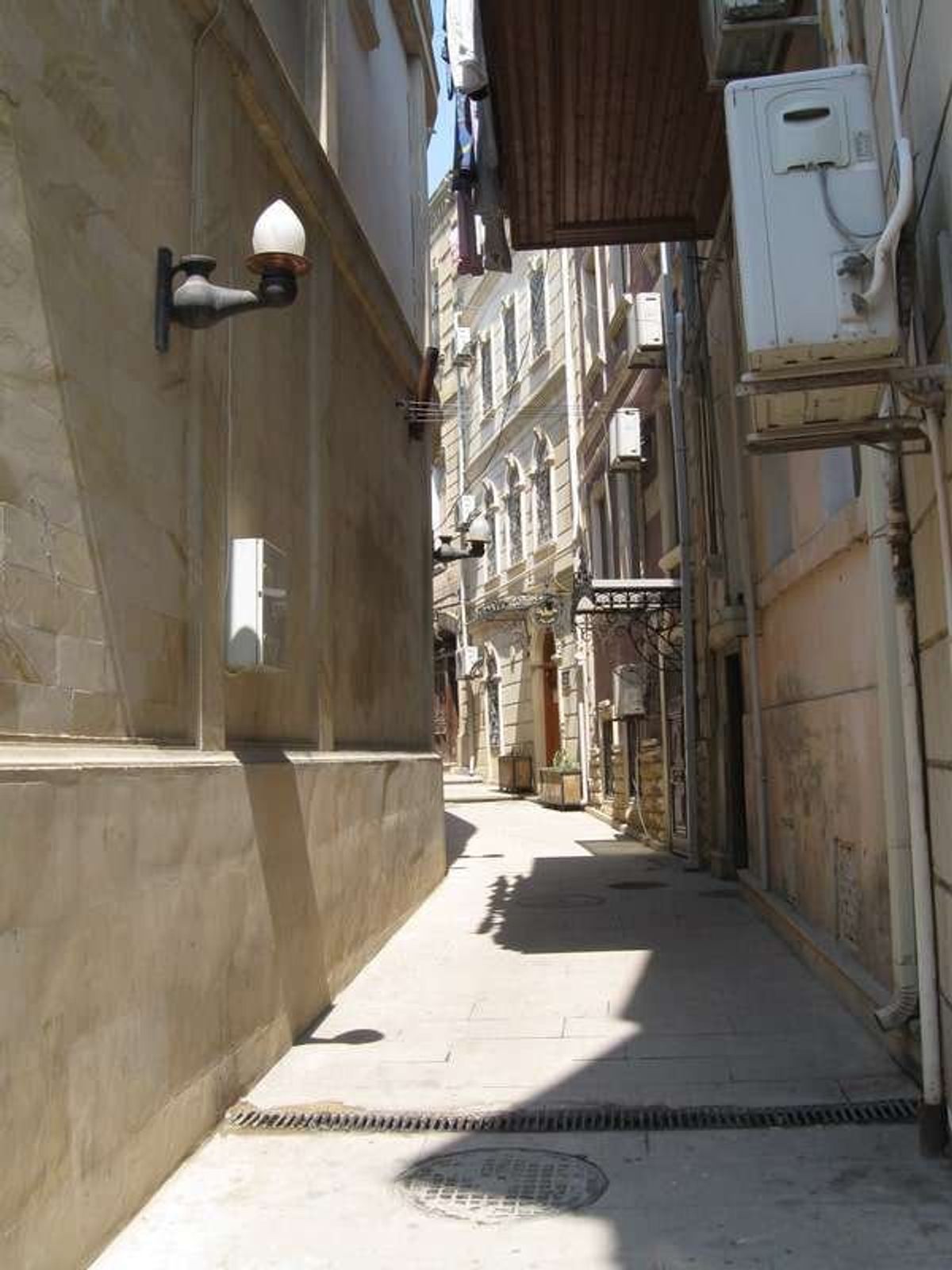 旧市街の大通りは美しく整備されて今後の観光としての価値は期待されるばかり。