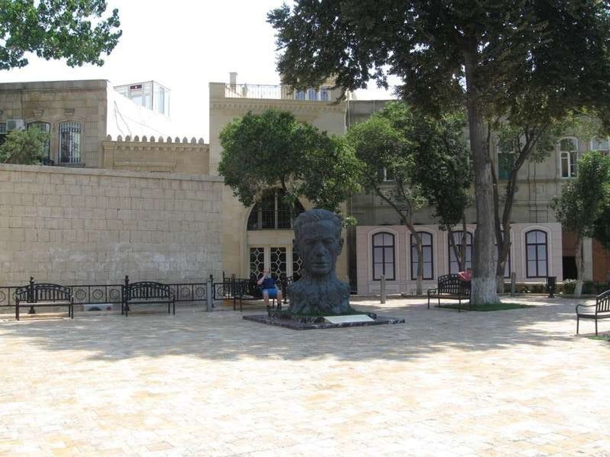 旧市街の大通りは美しく整備されて今後の観光としての価値は期待されるばかり。