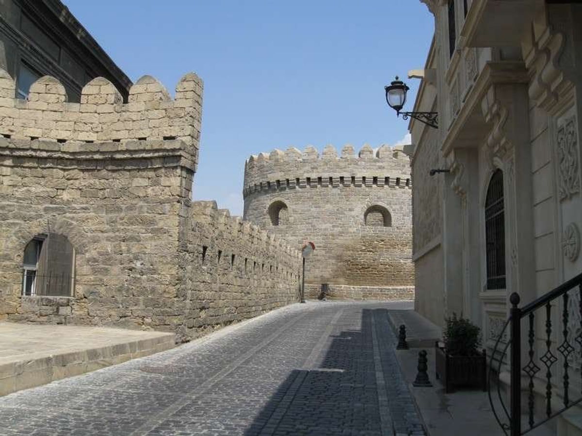 旧市街の大通りは美しく整備されて今後の観光としての価値は期待されるばかり。