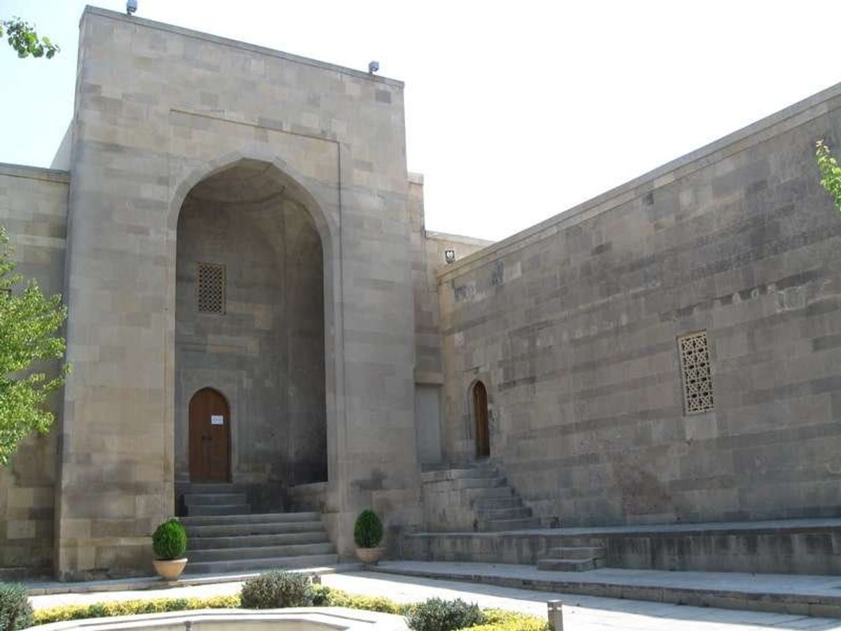 旧市街の大通りは美しく整備されて今後の観光としての価値は期待されるばかり。