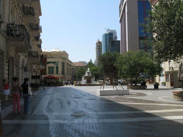 アゼルバイジャン・バクー「2013年 アゼルバイジャン ポテンシャル高きバクー」の写真:歩行者天国。安全で見事に綺麗です。