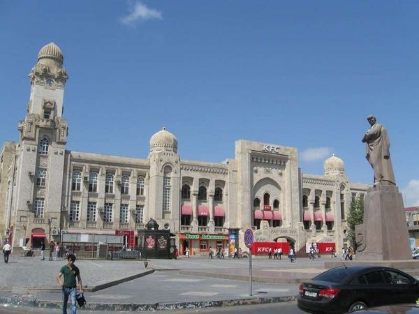 アゼルバイジャン・バクー「2013年 アゼルバイジャン ポテンシャル高きバクー」の写真:鉄道駅前の広場の歴史的な建物にはKFCが...