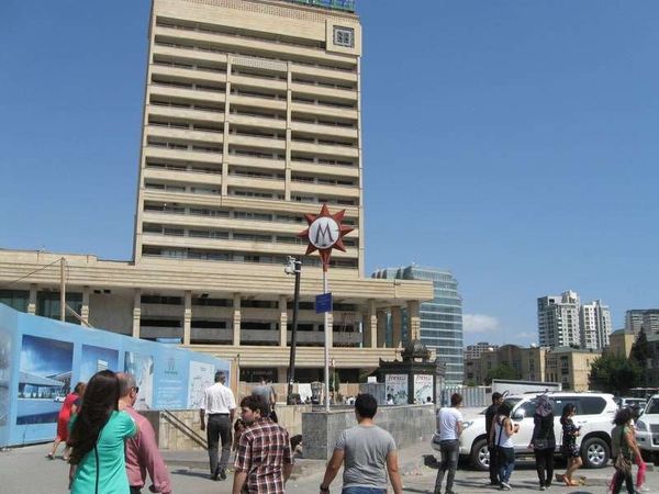 アゼルバイジャン・バクー「2013年 アゼルバイジャン ポテンシャル高きバクー」の写真:鉄道駅前、構内、その周辺はまだまだ旧ソ連...