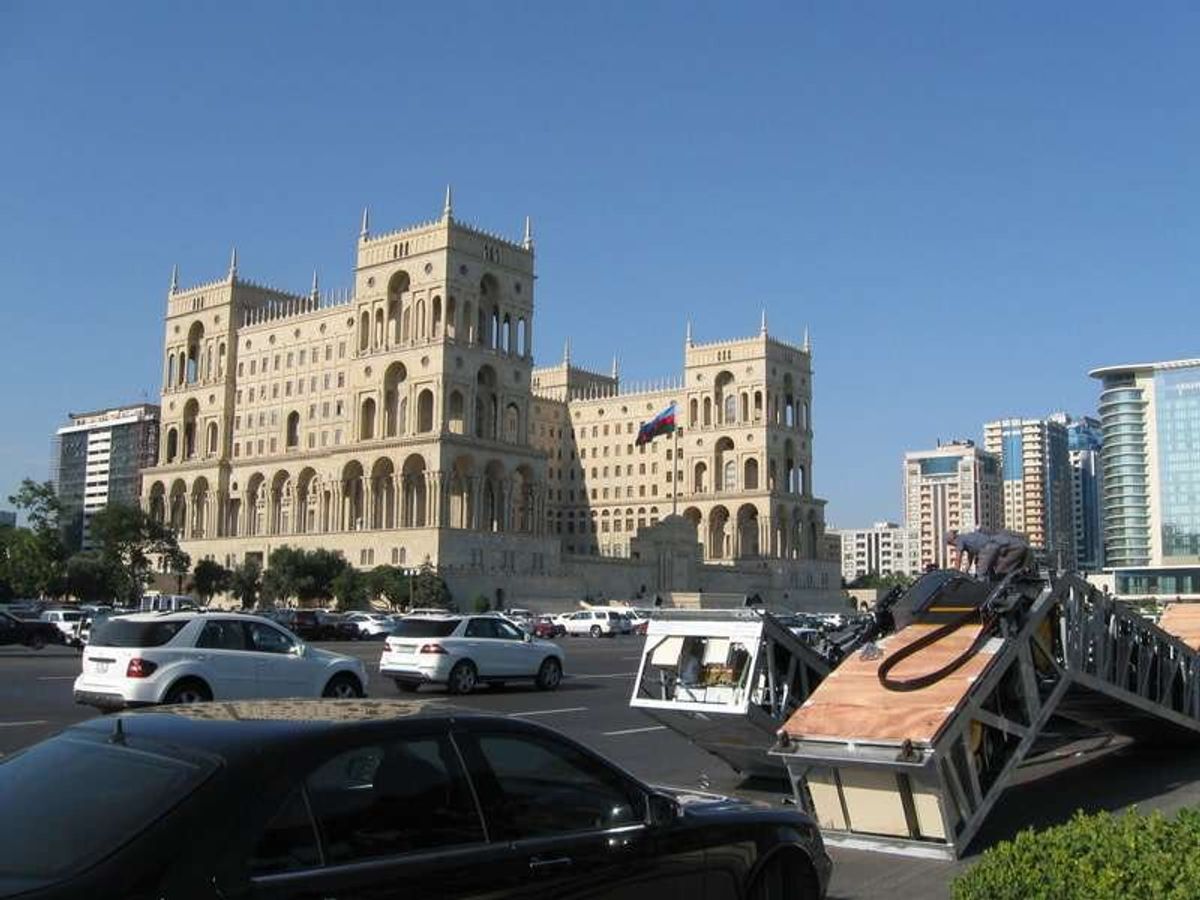 独裁国っぽい巨大で尊大な大統領府。