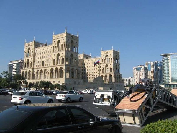 アゼルバイジャン・バクー「2013年 アゼルバイジャン ポテンシャル高きバクー」の写真:独裁国っぽい巨大で尊大な大統領府。
