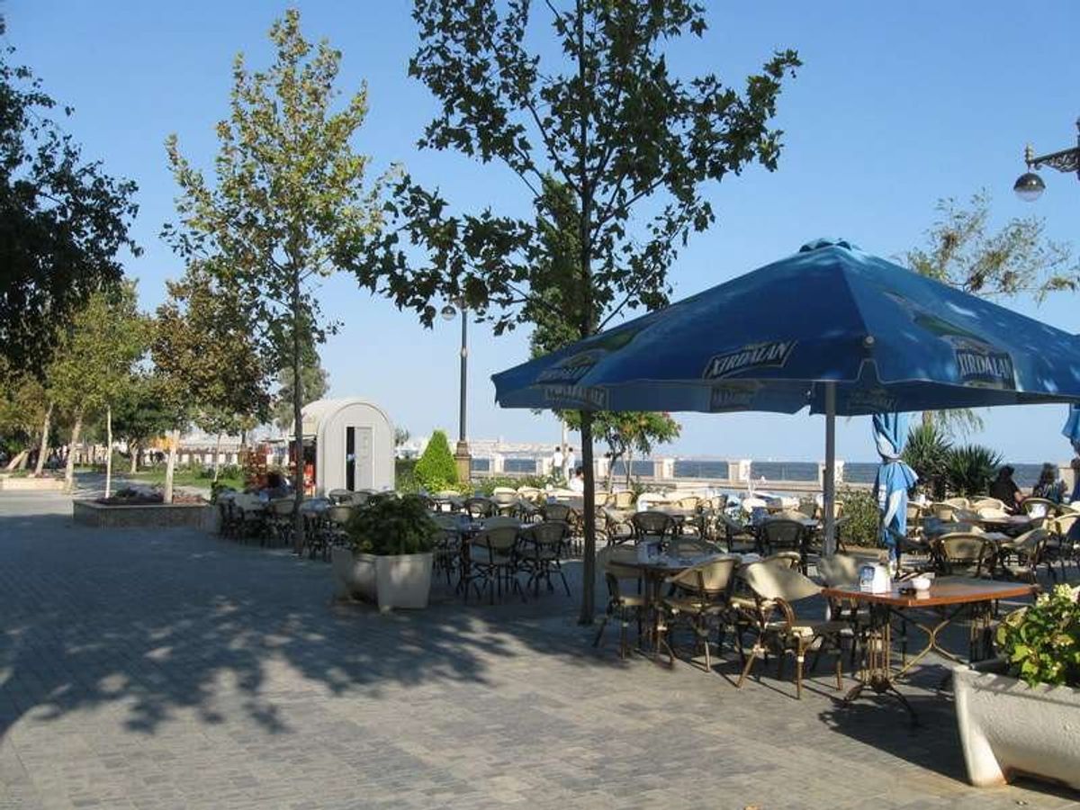 黒海沿いのビーチ
長い散策路で、カップルが和んでいました。