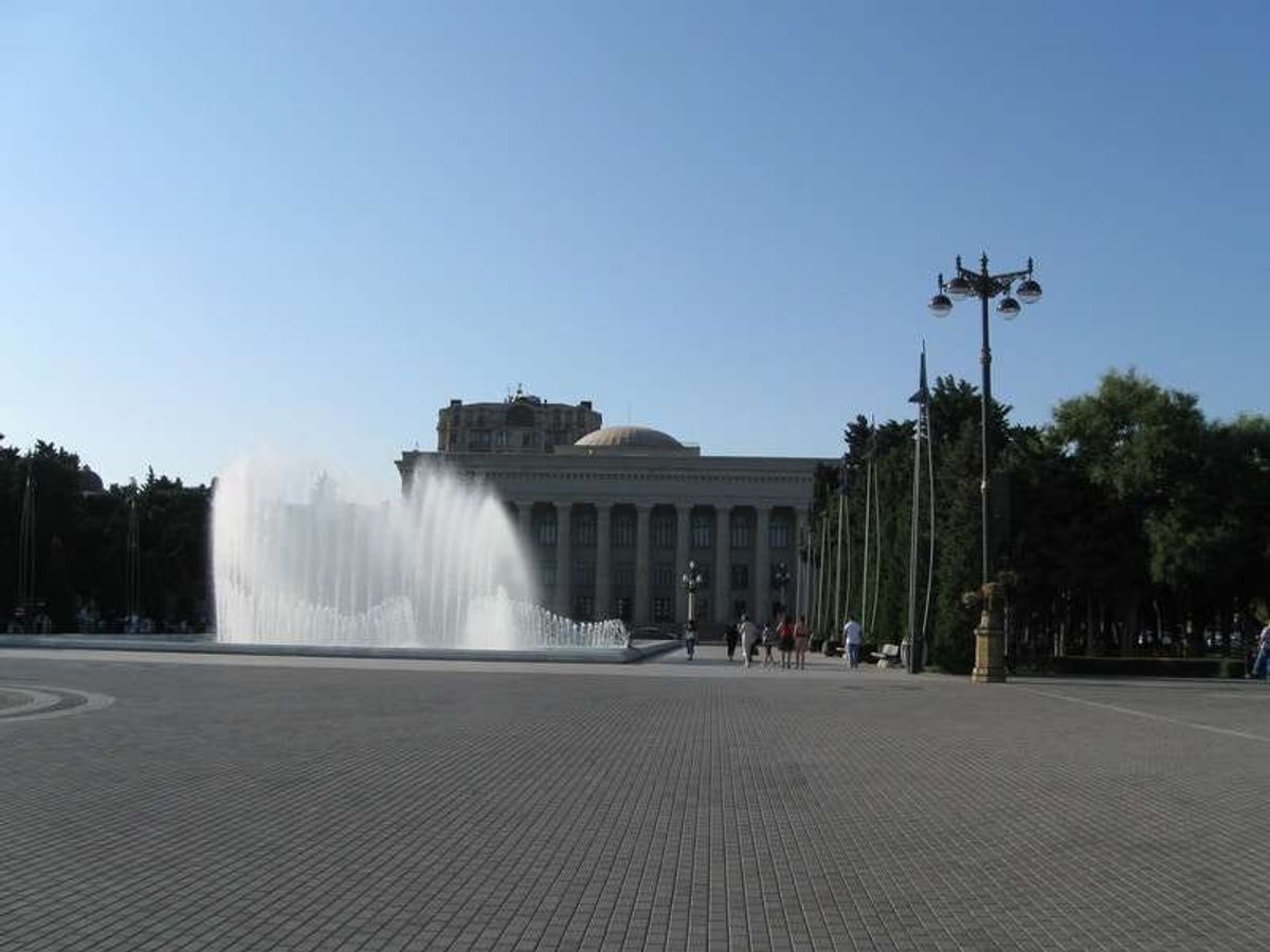 黒海沿いのビーチ
長い散策路で、カップルが和んでいました。