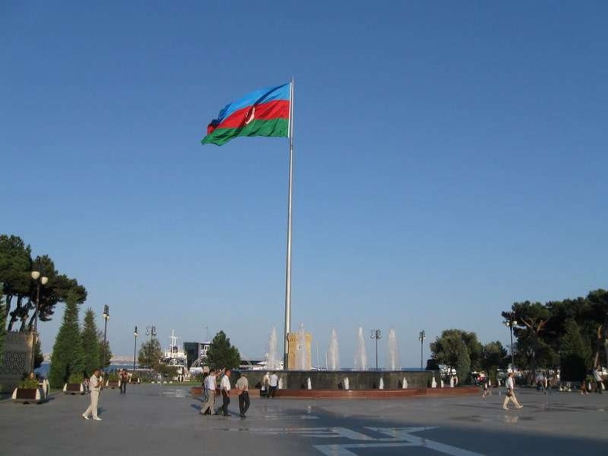 カスピ海を見渡す巨大な国旗