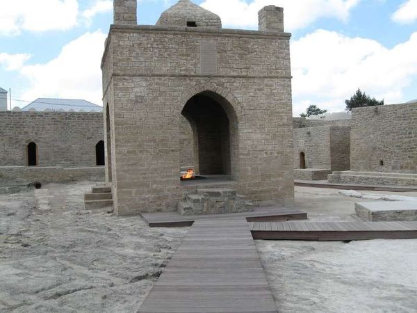 アゼルバイジャン・バクー「2013年 アゼルバイジャン ポテンシャル高きバクー」の写真:スラハニにあるゾロアスター寺院の本山。