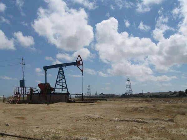 アゼルバイジャン・バクー「2013年 アゼルバイジャン ポテンシャル高きバクー」の写真:スラハ二近郊で油掘ってました。