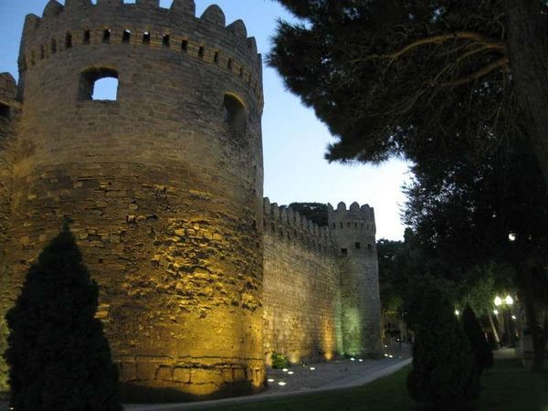 アゼルバイジャン・バクー「2013年 アゼルバイジャン ポテンシャル高きバクー」の写真:ライトアップが綺麗な旧市街