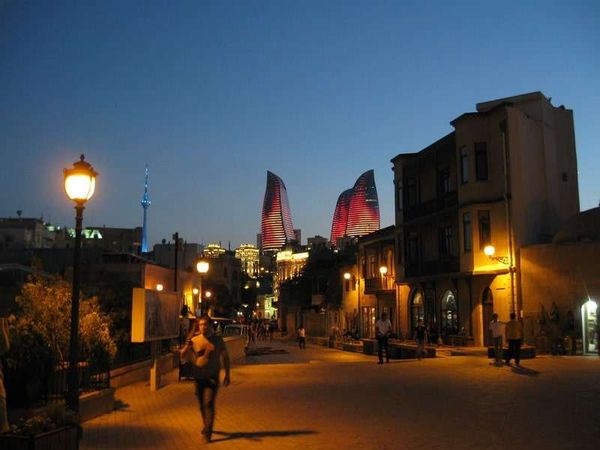 アゼルバイジャン・バクー「2013年 アゼルバイジャン ポテンシャル高きバクー」の写真:高いビルのライトアップは、写真のように炎...