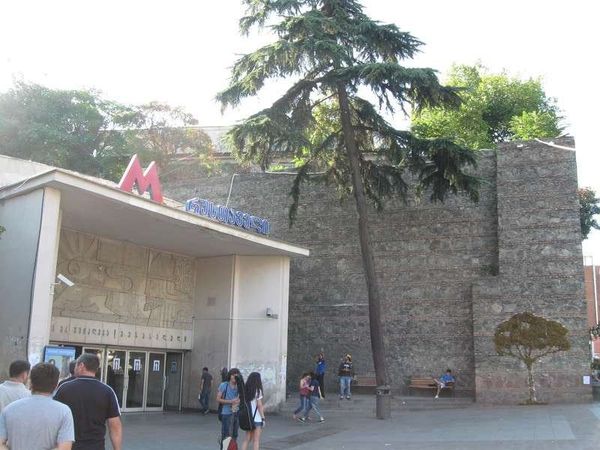 ジョージア・トビリシ「2013年 スターリンの故郷、グルジア。2008年の紛争の傷痕はなく」の写真：メトロ入口