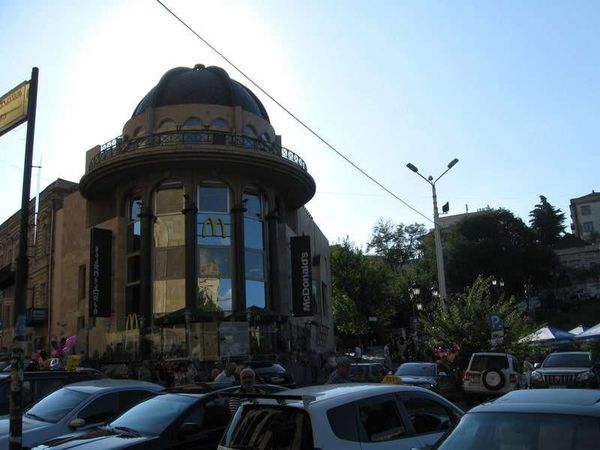 ジョージア・トビリシ「2013年 スターリンの故郷、グルジア。2008年の紛争の傷痕はなく」の写真：McDonald&#39;s Mikheil Z...