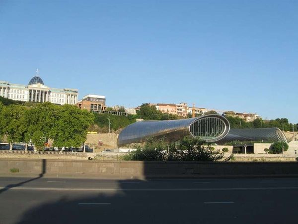 ジョージア・トビリシ「2013年 スターリンの故郷、グルジア。2008年の紛争の傷痕はなく」の写真：大統領府前方なんか変な建物がある。