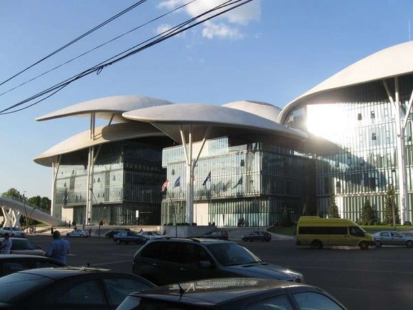 ジョージア・トビリシ「2013年 スターリンの故郷、グルジア。2008年の紛争の傷痕はなく」の写真：モダンな市民センター