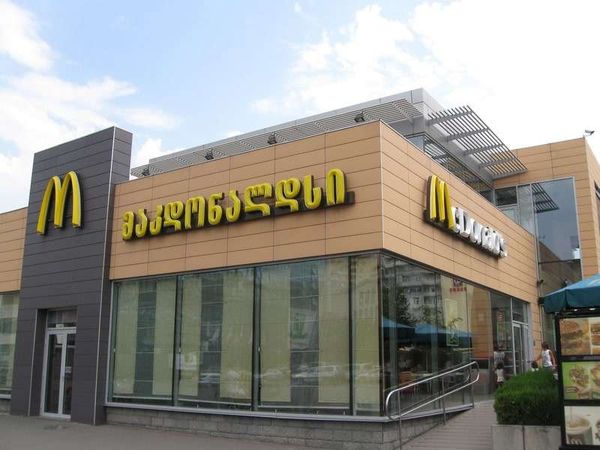 ジョージア・トビリシ「2013年 スターリンの故郷、グルジア。2008年の紛争の傷痕はなく」の写真：トビリシのマクドナルド。読めません。

