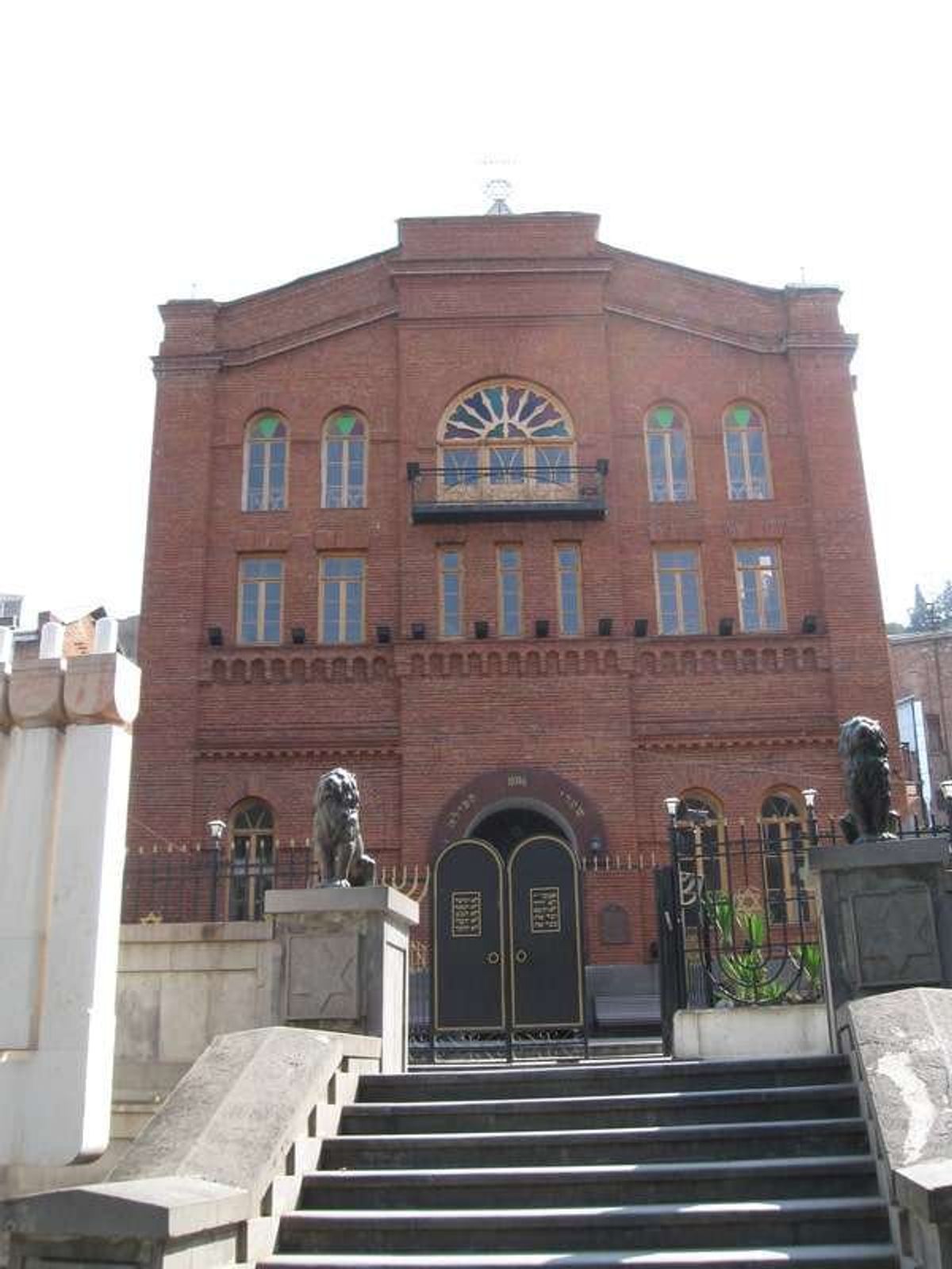 旧市街。教会もモスクもシナゴーグもあり、美しい。